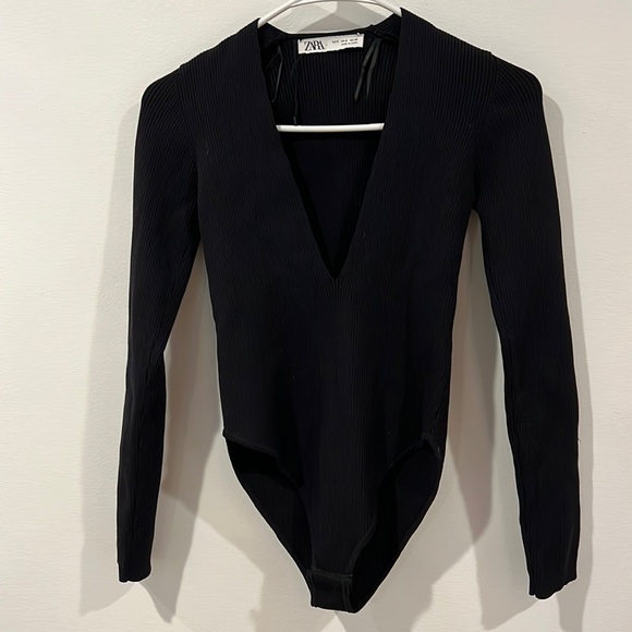 Zara Tops - Zara women’s low-cut black long sleeve bodysuit